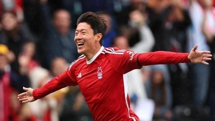 <p>UI-JO HWANG --> ALANYASPOR </p>
<p>Trendyol Süper Lig ekiplerinden Alanyaspor, Premier Lig kulübü Nottingham Forest forması giyen Ui-jo Hwang'i sezon sonuna kadar kiralık olarak kadrosuna kattı. Ui-jo Hwang, Alanyaspor’da 16 numaralı formayı terletecek.</p>
