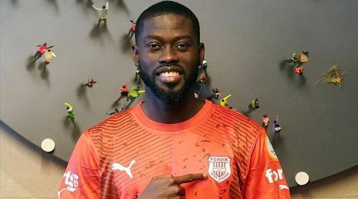 <p>BADOU NDIAYE --> PENDİKSPOR </p>
<p>Trendyol Süper Lig ekiplerinden Pendikspor, Badou Ndiaye'yi kadrosuna kattı.</p>
<p>Geçtiğimiz günlerde Adana Demirspor ile karşılıklı olarak yollarını ayıran Badou Ndiaye, Pendikspor'a transfer oldu. Kırmızı-beyazlılardan yapılan açıklamada, "Pendikspor'umuz, Senegalli tecrübeli orta saha oyuncusu Badou Ndiaye'yi renklerine bağladı" ifadelerini paylaştı.</p>
<p>Son 2 sezonda Adana ekibinde top koşturan 33 yaşındaki Senegalli orta saha, Süper Lig'de 6. farklı takımın formasını giyecek.</p>