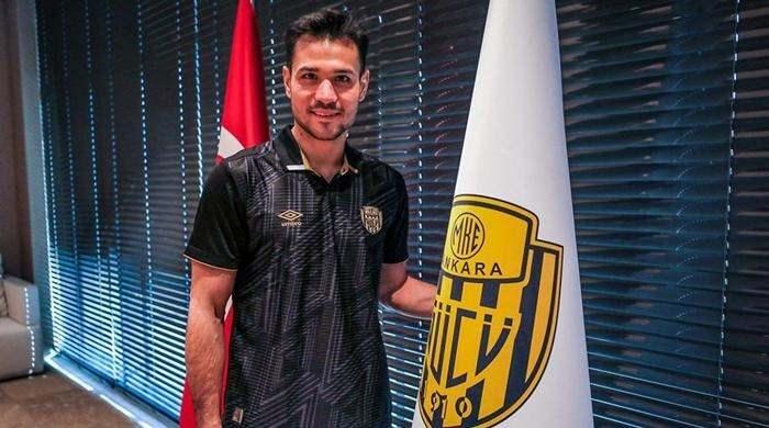 <p>ERTAÇ ÖZBİR --> ANKARAGÜCÜ </p>
<p>Adana Demirspor'un tecrübeli isimlerinden Ertaç Özbir'in yeni durağı Ankara oldu. Ankaragücü, Ertaç Özbir'in transferi konusunda Adana Demirspor ile anlaşma varıldığını açıkladı. Ankaragücü, Ertaç Özbir ile de 2.5+1 yıllık sözleşme imzaladı.</p>
<p>Ertaç Özbir, bu sezon 12'si Süper Lig olmak üzere toplam 13 resmi maçta Adana Demirspor forması giymişti.</p>