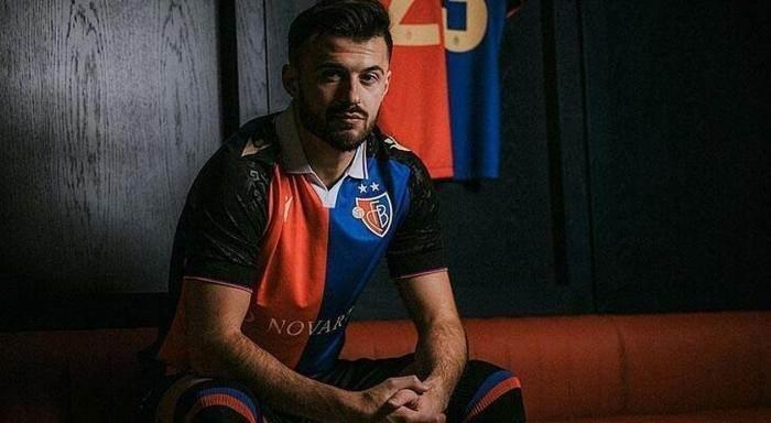<p>ALBIAN AJETI --> BASEL </p>
<p>Süper Lig ekiplerinden Gaziantep FK'dan ayrılan Albian Ajeti, ülkesine geri döndü. 26 yaşındaki santrfor, Basel ile anlaşma sağladı. Albian Ajeti ile Basel arasındaki anlaşmanın 1.5 yıllık olduğu belirtildi.</p>