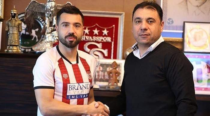 <p>İBRAHİM AKDAĞ --> SİVASSPOR </p>
<p>Süper Lig ekiplerinden Sivasspor, merkez orta saha oyuncusu İbrahim Akdağ'ı renklerine bağladı.</p>