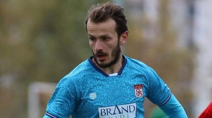 <p>ABDULKADİR PARMAK --> HATAYSPOR </p>
<p>Sivasspor ile yollarını ayıran Abdulkadir Parmak'ın yeni durağı Hatay oldu. Hatayspor, tecrübeli orta sahayı kadrosuna kattığını resmen açıkladı.</p>
<p>Hatayspor; daha önce Trabzonspor, Kayserispor, Gaziantep FK ve Sivasspor formaları giyen Abdulkadir Parmak ile 1.5 yıllık sözleşme imzalandığını duyurdu.</p>
<p>Yaz transfer döneminde Sivasspor kadrosuna katılan 29 yaşındaki orta saha, bu sezon 5'i ilk 11'de olmak üzere takımıyla toplam 12 maça çıkmış ve geçtiğimiz gün kendisiyle yolların ayrıldığı açıklanmıştı.</p>