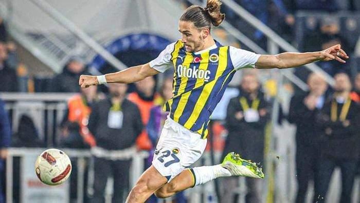 <p>MIGUEL CRESPO --> RAYO VALLECANO </p>
<p>Fenerbahçe, Portekizli orta saha oyuncusu Crespo'nun İspanyol Rayo Vallecano'ya kiralandığını duyurdu. Yapılan açıklamada; "2023-2024 yapılanmasına devam edilen Futbol A Takımımızda, oyuncumuz Miguel Crespo satın alma opsiyonu ile birlikte İspanya’nın Rayo Vallecano takımına sezon sonuna kadar kiralanmıştır. Futbolcumuza sezonun geri kalan bölümünde başarılar dileriz." ifadelerine yer verildi. </p>