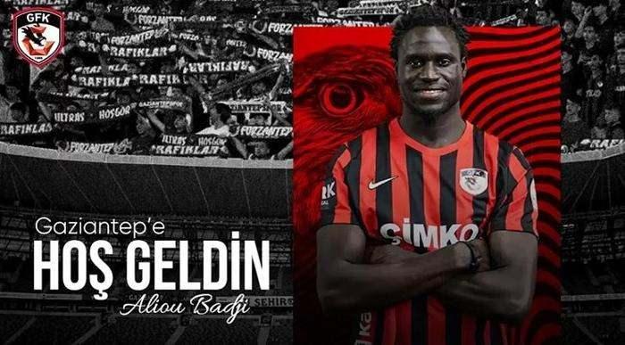 <p>ALİOU BADJİ --> GAZİANTEP FK </p>
<p>Gaziantep Futbol Kulübü, devre arası transfer çalışmalarına hız kesmeden devam ediyor. Gaziantep ekibi, Fransa Lig 2 takımlarından Bordeaux forması giyen Aliou Badji’yi sezon sonuna kadar renklerine bağladı. Kariyerinde 224 maça çıkan Aliou Badji toplamda 62 gol ve 25 asistlik performans sergiledi.</p>