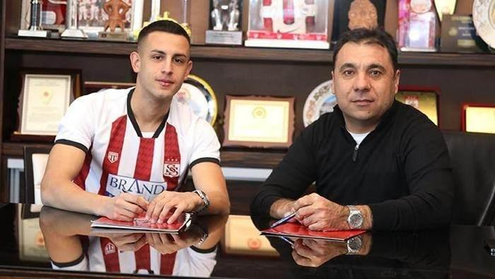 <p>BARTUĞ ELMAZ --> SİVASSPOR </p>
<p>Sivasspor, Fenerbahçe'nin 20 yaşındaki orta saha oyuncusu Bartuğ Elmaz'ı renklerine bağladı. Kırmızı beyazlı kulüpten yapılan açıklamada, "Devre arası transfer çalışmalarını sürdüren EMS Yapı Sivasspor’umuz, Bartuğ Elmaz’ın 2023-2024 sezonunun sonuna kadar geçici transferi konusunda Fenerbahçe ile anlaşmaya vardı" ifadeleri yer aldı.</p>