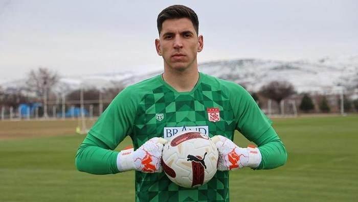 <p>DARIO NIKOLIC --> Sivasspor </p>
<p>Servet Çetin'in ardından göreve Bülent Uygun'u getiren Sivasspor, Macar kaleci Dario Nikolic'i renklerine bağladı. 26 yaşındaki kaleciyle 2,5 yıllık sözleşme imzalandı.</p>