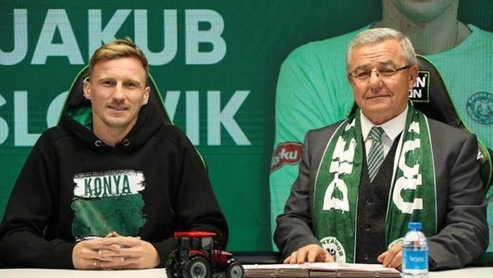 <p>JAKUB SLOWIK --> KONYASPOR </p>

<p>Konyaspor, kaleci Jakub Slowik ile 1.5 yıllık sözleşme imzaladı. Son olarak Japonya ekibi FC Tokyo forması terleten Polanyalı eldiven, daha önce sırasıyla Vegalta Sendai, Slask Wroclaw, Pogon Szczecin, Jagiellonia, Warta Poznań, Sparta Oborniki takımlarında forma giydi. Slowik, Konyaspor'da 27 numaralı formayı giyecek.</p>
