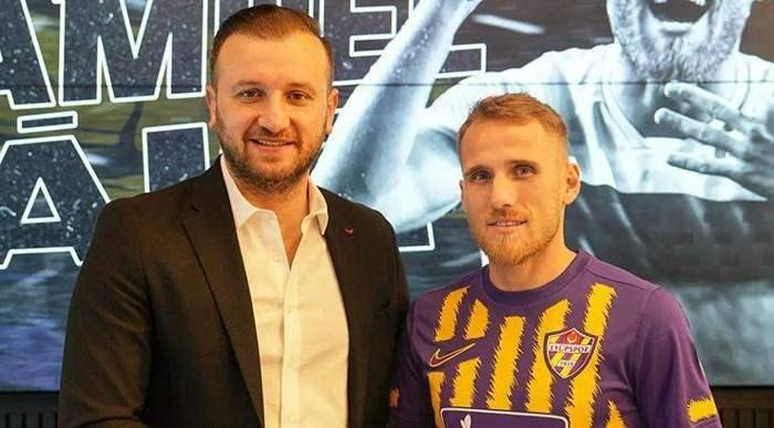 <p>SAMU SAİZ--> EYÜPSPOR </p>
<p>Eyüpspor, son olarak Sivasspor forması giyen Samu Saiz ile 2.5 yıllık sözleşme imzalandığını açıkladı.</p>
<p>Ara transfer döneminde çalışmalarına devam eden Eyüpspor, kadrosunu 32 yaşındaki İspanyol hücum oyuncusu Samu Saiz ile güçlendirdi. İstanbul ekibi, son olarak Sivasspor'da forma giyen tecrübeli oyuncu ile 2.5 yıllık sözleşme imzalandığını duyurdu.</p>