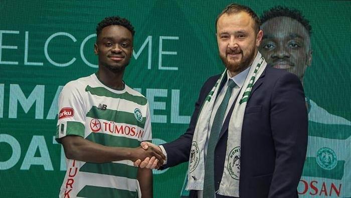 <p>EMMANUEL BOATENG --> (KONYASPOR) </p>

<p>Süper Lig'de küme düşmeme mücadelesi veren Konyaspor, Elfsborg'da forma giyen Ganalı orta saha oyuncusu Emmanuel Boateng ile 2.5 yıllık sözleşme imzalandığını duyurdu</p>
