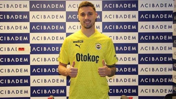 <p>RADE KRUNİC - MİLAN -> FENERBAHÇE (KİRALIK) </p>

<p>Fenerbahçe, Rade Krunic'i kadrosuna kattığını duyurdu. Sarı-lacivertli ekipten yapılan açıklamada, "Ara transfer döneminde Profesyonel Futbol A Takımımızın güçlendirilmesi için çalışmalarını sürdüren kulübümüz; orta saha oyuncusu Rade Krunic ve kulübü AC Milan ile anlaşmaya varmıştır. Satın alma opsiyonu ile birlikte kiralık olarak renklerimize bağladığımız oyuncuya ailemize hoş geldin diyoruz." denildi. Fenerbahçe ara transfer döneminde daha önce Bonucci'yi kadrosuna katmıştı.</p>
