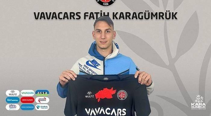 <p>TONIO TEKLIC --> KARAGÜMRÜK (KİRALIK) </p>
<p>Trabzonspor'un sezon başında kadrosuna kattığı isimlerden Tonio Teklic, kiralık olarak takımdan ayrıldı. Dimitrios Kourbelis gibi Hırvat oyuncunun da yeni adresi Fatih Karagümrük oldu.</p>
<p>İki kulüp de yaptığı resmi açıklamayla 24 yaşındaki oyuncunun sezonun ikinci yarısında kiralık olarak Fatih Karagümrük forması giyeceğini duyurdu.</p>