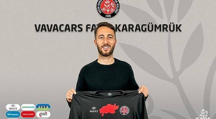<p>BERTOLACCİ--> F.KARAGÜMRÜK (KİRALIK) </p>
<p>Fatih Karagümrük, eski futbolcusu Andrea Bertolacci’yi yeniden kadrosuna dahil etti. İtalyan futbolcuyla sezon sonuna kadar kiralık olarak anlaşma sağlandı. Fatih Karagümrük’ün resmi sosyal medya hesabından konuyla ilgili yapılan açıklamada, "İtalya Serie B ekibi US Cremonese forması giyen ve aynı zamanda eski oyuncumuz olan başarılı orta saha oyuncusu Andrea Bertolacci ile kiralık olarak sezon sonuna kadar anlaşma sağladık. Bertolacci’ye yuvaya hoş geldin der, başarılar dileriz" denildi.</p>