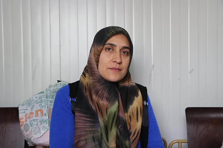 <p>Deprem anlarının tarif edilemez olduğunu dile getiren Emine Ay; <strong>"Korku ve endişe yaşadık. O an ölecekmişiz gibi hissettik ama şükür ki çocuklarım yanımdaydı. Benim kelimem korku. Çünkü çocuklarıma bir şey olursa, dışarı çıkamazsak, birimiz sağ, birimiz ölü çıkarsa nasıl olacak diye korktuk. Ben çocuklarım olmadan yaşayamam."</strong> ifadelerini kullandı.</p>
