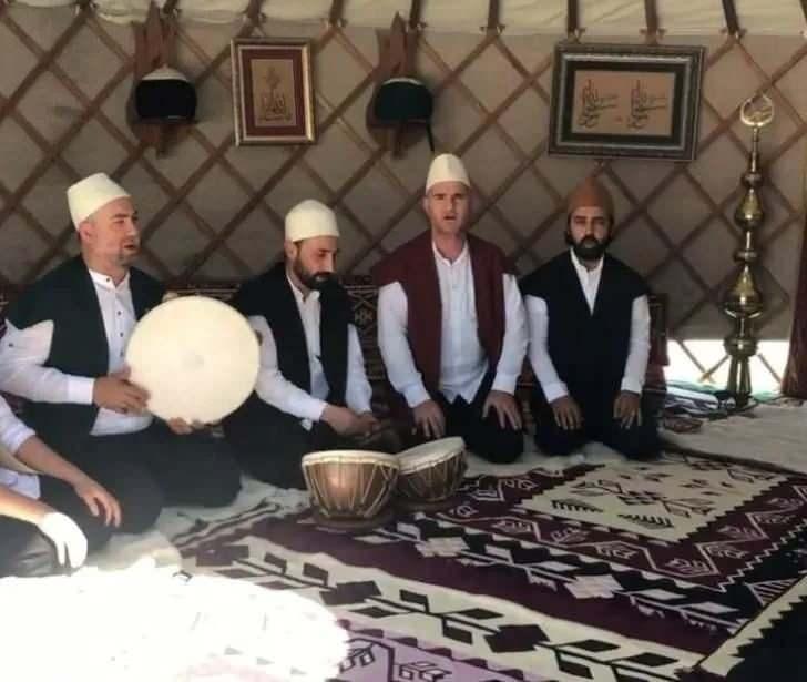 <p>Mesut Çakarlı, "Oyunculuğu bıraktınız mı?" sorusunu ise, "İyi bir rol gelirse oynarım. Çocuklarıma izah edemediğim bir rolde olmak istemem" diye yanıtladı.</p>
<p> </p>