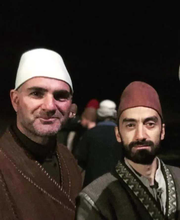 <p> Sanat yaşamına 1982 yılında Hadi Çaman'ın yönettiği "Rüyaların En Güzeli" adlı çocuk oyunuyla başlayan Mesut Çakarlı çocuk oyuncu olarak birçok sinema filminde yer almıştır.</p>
<p> </p>
