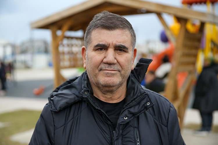 <p>Yaşadığı depremleri yalnızca 'felaket' olarak nitelendiren Cemil Baştaş;<strong> "Felaketi biz yaşadık, Hataylılar daha çok yaşadı. Bu felakette en mağdur olan insanlar çocuklar. Bu felaketi halen yaşamaktayız. Acaba diyorum ki 'Ölenler mi kurtuldu, biz mi kurtulduk?' Enkaz altında kaldım, 5 saat sonra çevre sakinleri tarafından kurtarıldım. Allah, bir daha böyle bir felaket yaşatmasın. Hepimize geçmiş olsun." </strong>dedi.</p>
