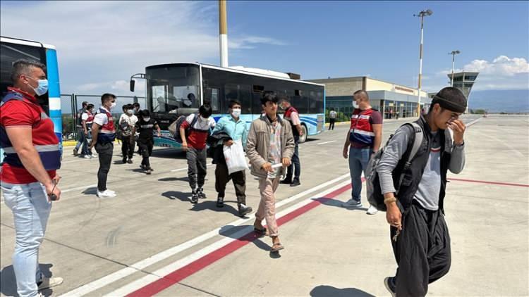 <p>2022 yılında 31 bin 123 yabancı yaşarken 2023 yılında bu rakam 25 bin 86’ya düştü. 2022 yılında 13 bin 703 erkek,17 bin 420 kadın Muğla’da oturma izni alarak yaşamını sürdürürken 2023 yılında bu rakam 10 bin 671 erkek ve 14 bin 415 kadın oldu.</p>
