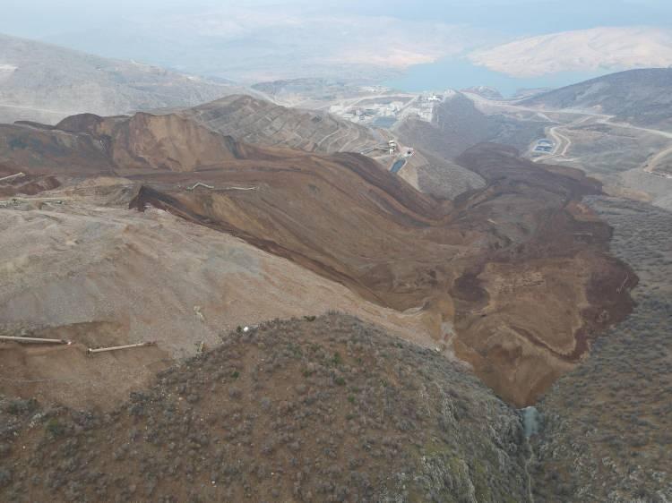 <p>Erzincan'ın İliç ilçesinde altın madeni sahasında kayan toprağın altında kalan 9 işçiyi arama kurtarma çalışmaları, yoğun yağmur altında sürüyor.</p>

<p> </p>
