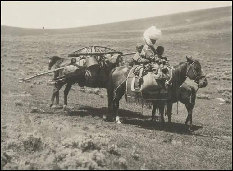 <p>Sabah'ın aktarımına göre, Türk boylarının yaşamına dair fotoğrafların yer aldığı albüm ortaya çıktı.</p>
