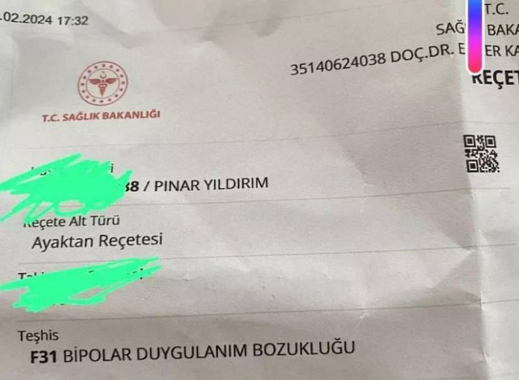 <p><span style="color:#FF0000"><strong>BİPOLAR TEŞHİSİ KONULDU</strong></span></p>
<p><span style="color:#000000"><strong>Kendisine ‘Bipolar duygulanım bozukluğu’ teşhisi konulduğunu açıklayan Pucca, sağlık raporunu da paylaşarak şu ifadeleri kullandı:</strong></span></p>
<p><span style="color:#000000"><strong>"Burada sadece beni seven insanlar olduğunu düşünerek paylaşım yapacağım. Uzun zamandır mental olarak çökmüştüm, çoğunuz biliyorsunuz. Bunu açıklayıp açıklamama konusunda da kararsızım aslında sonra üstüme yapışıp her konuda 'Bunu kullanabilirler mi?' diye düşünüyorum. Ama benim gibi insanlarla da konuşup neler yapabiliriz ya da yapabilirim? Birbirimizi destekler miyiz? Belki işe yarar. Ben en fazla gerizekalıyım diye düşünürken Bipolar teşhisi konuldu. Üzgün müyüm, bazı şeylerin nedeni netleşti mi? Ne hissettiğimi bilmiyorum. İç içe geçmiş başka mental sorunlarımla keşke daha önce tedaviye başlasaymışım diyorum. Neyse öyle işte... Arada burayı not defteri gibi kullanırım, derdimi anlatırım. Bir de Marilyn de Bipolardı. Keşke kendimi bu kadar özdeştirmeseymişim."</strong></span></p>