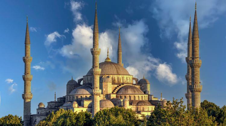 <p><strong>Gül dalında güzel, dikense gülle güzel, toprak yeşille gök ise mavi ile güzel, gözler manayla eller duayla güzel. Berat Kandilimiz Mübarek Olsun...</strong></p>
