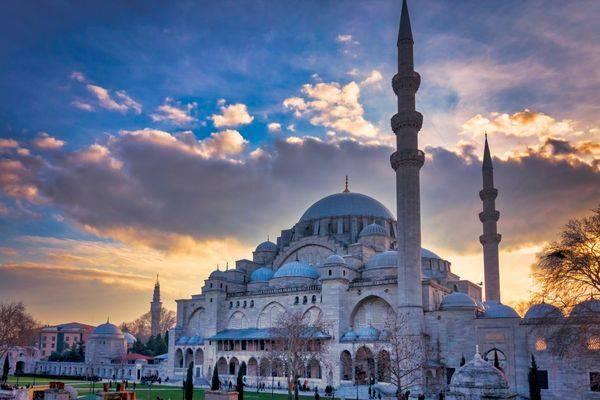 <p><strong>Ümit ederiz ki bu mübarek gece, zor günler geçirdiğimiz; fakat gelecek adına umutla dolu olduğumuz şu dönemlerde yeniden bir uyanışa vesile olur. Kandilimiz mübarek olsun.</strong></p>

