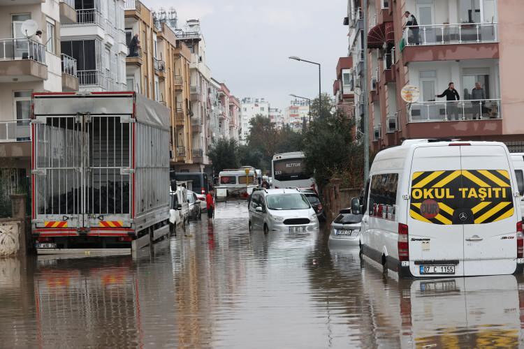 <p>Yağışın gece yarısına kadar aralıklı gök gürültülü sağanak şeklinde etkili olmasının beklendiği kaydedildi.</p>
