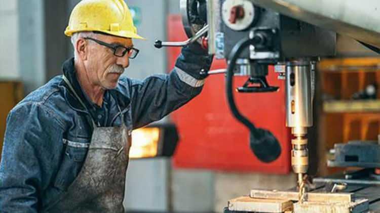 <p><span style="color:#B22222"><strong>TÜRKİYE’DE KAÇ KİŞİ ÇALIŞIYOR KAÇ KİŞİ EMEKLİ?</strong></span></p>