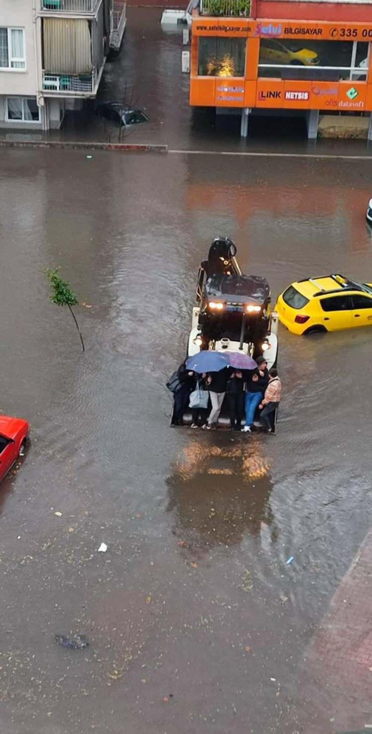 <p>Öte yandan bu ilçelerde görev yapan 0-6 yaş arası çocuğu olan kadın kamu personelinin 1 gün idari izinli sayıldığı, merkez ilçelerinde hizmet veren kreş ve gündüz bakımevlerinin de olumsuz hava koşulları nedeniyle bir gün süre ile tatil edildiği duyuruldu.</p>
