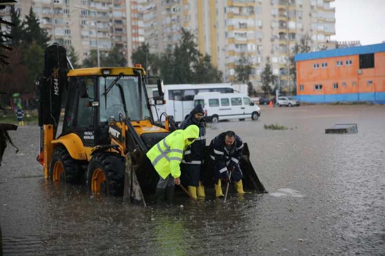 <p>Yoğun yağış nedeniyle yollarda ve alt geçitlerde oluşan su birikintileri nedeniyle ulaşımda aksamalar yaşandı.</p>
