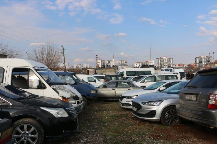 <p>Otoparkında 300’den fazla araç bulunmakta olduğunu aktaran Akak, "Bin 500 adet de motosiklet yatmaktadır.</p>
