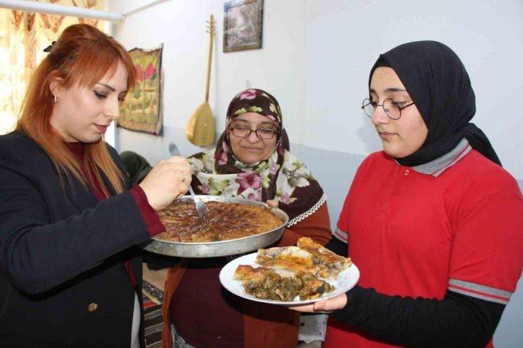 <p><strong>Okulda 'küllü baklava köşesi' oluşturuldu. Okula davet edilen nineler torunlarıyla birlikte hamur açtı. Ninelerini dikkatle takip eden öğrenciler ceviz ve şerbet katılıp köy fırınlarında odun ateşinde pişirilen bu özel tatlının yapımındaki püf noktaları öğrenmeye çalıştı.</strong></p>
