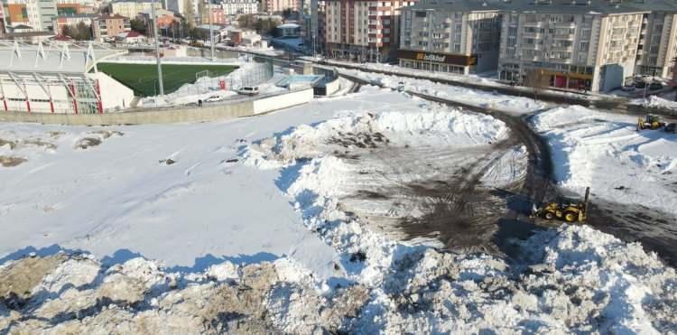 <p>6 Şubat tarihinde son 55 yılın en yoğun kar yağışının etkili olduğu Ardahan’da kar yağışının durmasının ardından Belediye ekipleri karla mücadele çalışmalarını 7/24 esasına göre sürdürüyor.</p>
