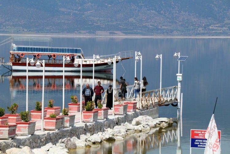 <p><strong>'KURAKLIK DOĞADAN, SUSUZLUK İNSANDAN KAYNAKLANIR'</strong></p>
<p>Son yıllarda yaşanan aşırı sıcaklıklar, yağış azalması ve yoğun yer altı suyu kullanımının bütün sucul sistemlerin dengesini bozduğunu vurgulayan Prof. Dr. İskender Gülle, şunları söyledi;</p>