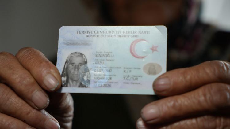 <p>Sınıroğlu, "Geçmişte neler gördüm neler ettim. Yoklukta gördüm, fakirlikte gördüm, ekmeği bulamağım günler oldu, ayağıma çarık giydim. Çok yoksulluk çektim. Açta kaldım susuz da kaldım. Onun bunun işinde çalıştım. Şimdi kızım bakıyor bana. Kızımda böbrek hastası" şeklinde konuştu.<br />
Böbrek hastası Gülkız Sınıroğlu ise annesinin tüm ihtiyaçlarını karşıladığını belirterek, "Annemin yaşı geçti ben bakıyorum yemeğini pişiriyorum. Sobasını yakıyorum suyunu getiriyorum" dedi.</p>