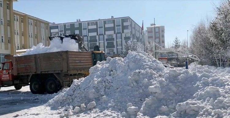<p>Kentte 80 personel ve 18 iş makinesiyle temizlik çalışmalarını sürdüren belediye ekipler, son 10 günde, yaklaşık bin 590 kamyon kar şehir dışına taşındı.</p>
