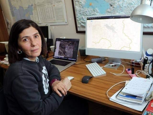 <p><strong>'YÜKSEKOVA'DA ZEMİN KÖTÜ'</strong></p>
<p>Bu yıl yapacakları çalışmalarla eğer doğru veriler elde ederlerse birçok bilgiyi gün yüzüne çıkartmış olmayı düşündüklerini anlatan Prof. Dr. Sağlam, "Fayın nerden geçtiğini haritalayacağız. Yüksekova, zemini aslında kötü olan bölgelerden bir tanesi. Şemdinli, Yüksekova'ya nispeten daha iyi, daha kayalık zemin üzerindedir. O yüzden depremler olduğu zaman Şemdinli depremleri daha az hissediyor, Yüksekova'da bu kadar tedirgin olmasının sebebi biraz da zemin özellikleri. Yüksekova'da en fazla dikkat edilmesi gereken şeylerden bir tanesi zemine bağlı olarak deprem yönetmenine uygun evler yapılmış mı, yapılmamış mı? Şu anda Yüksekova'da binaların deprem performansıyla ilgili çalışmalar yapılıyor. Bazı okullar boşaltıldı. Bu önemli bir şey. Evet doğrudur Yüksekova'da her an büyük bir deprem olabilir ama bu depremin tarihi ve kaç büyüklüğünde deprem üretebileceği ile ilgili bilgiler elimizde mevcut değil" diye konuştu.</p>
<p> </p>