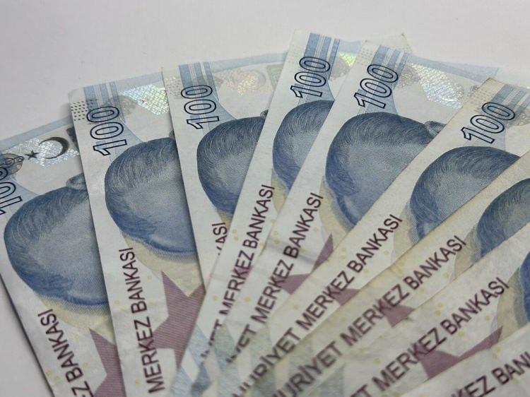 <p> Ölen eşinden veya anne-babasından dolayı dul-yetim aylığı alanların bayram ikramiyesi hisseleri oranında ödeniyor. </p>