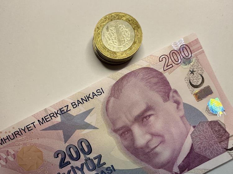 <p> Ölen eşinin emekli aylığının <a href="https://uzmanpara.milliyet.com.tr/yuzde-hesaplama/" target="_blank">yüzde</a> 50’si oranında dul aylığı bağlanmış olan eşe 1500 lira; yüzde 25’i bağlanmış olan kızına ise 750 lira ikramiye ödenecek.</p>