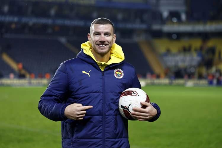<p>Edin Dzeko - Fenerbahçe<br />
<br />
17 gol</p>