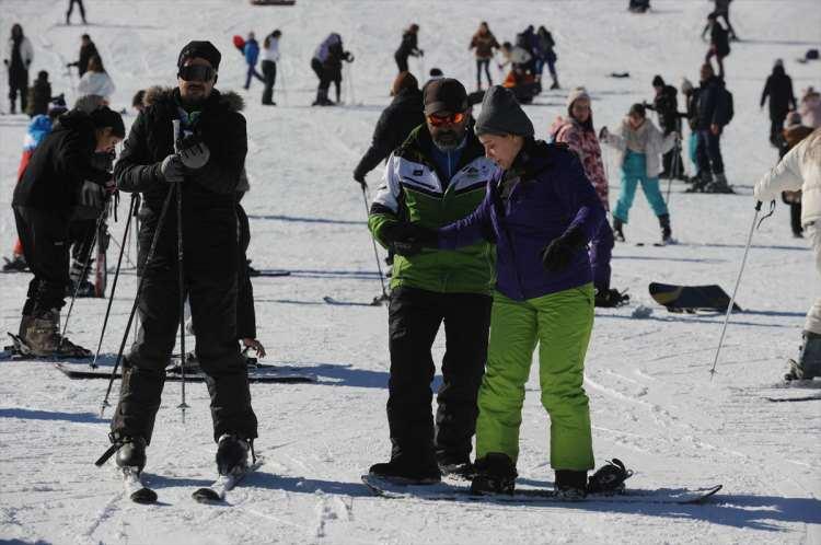 <div>Türkiye Seyahat Acentaları Birliği (TÜRSAB) Güney Marmara Bölge Temsil Kurulu Başkanı Murat Saraçoğlu, AA muhabirine, Uludağ'ın bu yıl iyi bir sezon geçirdiğini belirterek, güzel bir kar kalınlığının bulunduğunu söyledi.</div>

<div> </div>
