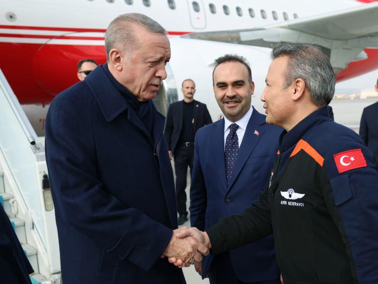 <p>Cumhurbaşkanı Recep Tayyip Erdoğan, Uluslararası Uzay İstasyonu'nda Türkiye'nin insanlı ilk uzay bilim misyonunu tamamlayarak yurda dönen Türkiye'nin ilk astronotu Alper Gezeravcı'yı Esenboğa Havalimanı'nda kabul etti.</p>
