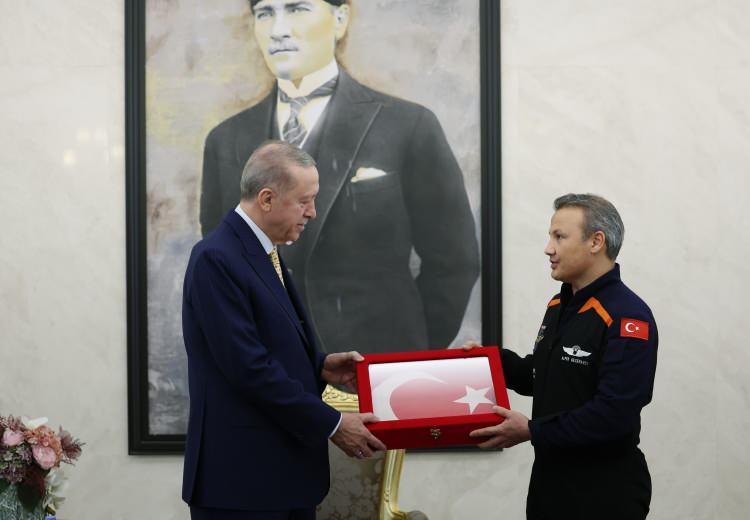 <p>Kabulde, Cumhurbaşkanı Erdoğan'ın eşi Emine Erdoğan, Sanayi ve Teknoloji Bakanı Mehmet Fatih Kacır ile TÜBİTAK Başkanı Hasan Mandal da yer aldı.</p>

