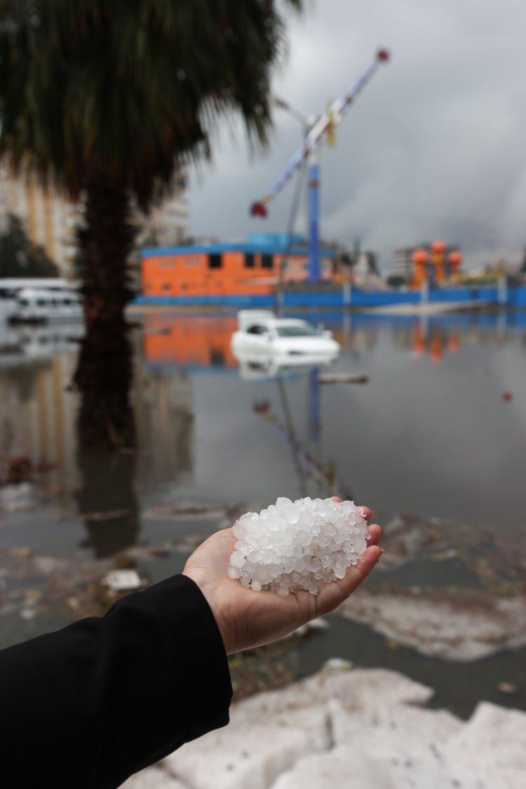 <p><strong>“Yarın da Antalya, Burdur, Isparta ve Muğla'da turuncu kod devam ediyor.” </strong>diyen Karaloğlu, <strong>“Vatandaşlarımıza da çağrımız, uyarılara lütfen uysunlar. Mecbur olmadıkça tehlike arz eden bölgelere girmesinler.”</strong> ifadelerini kullandı.</p>
