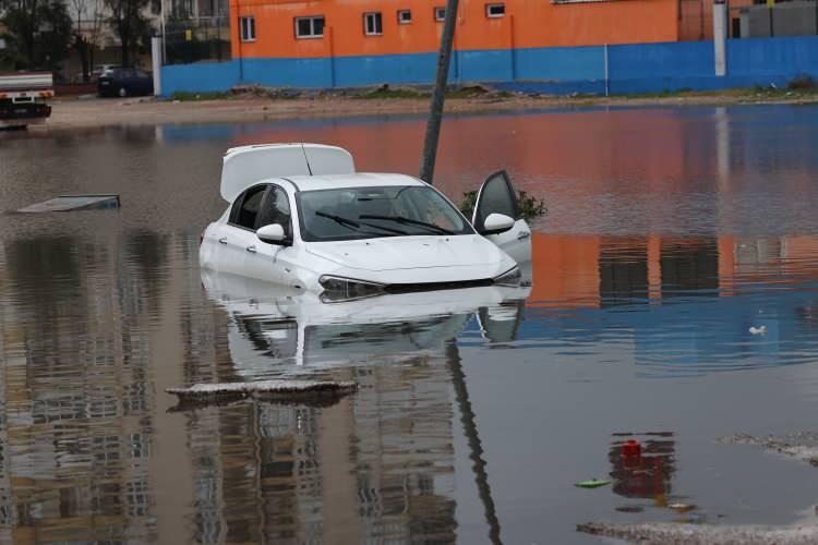 <p>Antalya Büyükşehir Belediyesi İtfaiye Daire Başkanlığından alınan bilgiye göre ise ev, iş yerleri ve araçlarda yağış nedeniyle mahsur kalan çok sayıda kişi tahliye edildi. Bölgedeki çalışmalar sürüyor.</p>
