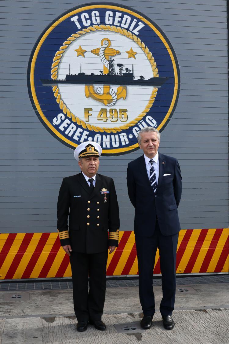 <p>Türkiye'nin Atina Büyükelçisi Çağatay Erciyes, bugün TCG Gediz'i Pire Limanı'nda ziyaret etti. Erciyes'i, TCG Gediz Komutanı Deniz Albay Yalçın Ergel karşıladı.</p>

<p> </p>
