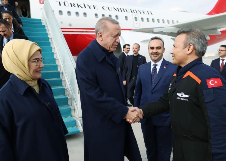<p>Gezeravcı, uzaya götürdüğü Türk bayrağını Cumhurbaşkanı Erdoğan'a verdi.</p>
