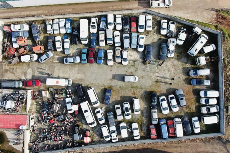 <p>Otoparkında yatan sadece 300 aracın değerinin 80 milyon değerinde olduğunu ifade eden Akak, “Otoparkımızda yatan araçlardan kimisinin şirketi batmış, kimisi hacizli olmuş. Pek nadir de olsa elektrik ve su faturasını ödemeyip aracına haciz gelen var. Onun için bence bu araçların bir an önce sıcak paraya dönüştürülmesi gerekiyor. 7 milyon değerindeki araçlarımız, 2 milyonluk, gibi toplam 80 milyon değerinde 300 araç otoparkımızda yatıyor. O da Diyarbakır’da sadece bir tane yediemin otoparkında. Bunu 81 ile sadece çarparsak dudak uçuklatan bir rakam ortaya çıkıyor” diye konuştu.</p>
