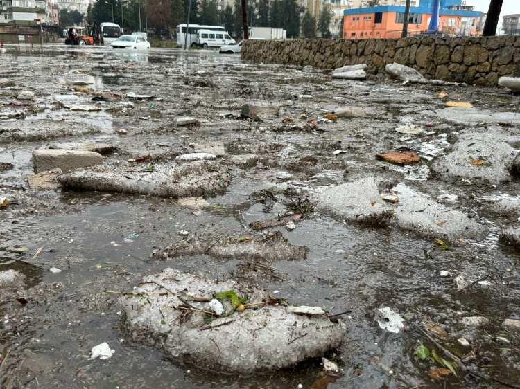<div> </div>
<div>İçişleri Bakan Yardımcısı Münir Karaloğlu, Antalya'daki şiddetli yağış nedeniyle 1 kişinin öldüğünü, 989 vatandaşın tahliye edildiğini belirterek, "Yarın da Antalya, Burdur, Isparta ve Muğla'da turuncu kod devam ediyor. Vatandaşlarımıza da çağrımız, uyarılara lütfen uysunlar. Mecbur olmadıkça tehlike arz eden bölgelere girmesinler" dedi.</div>