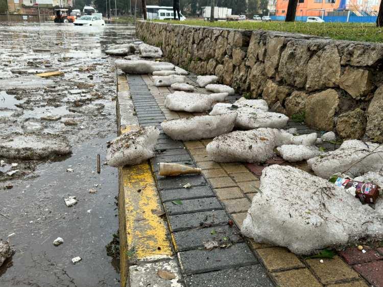 <div>İçişleri Bakan Yardımcısı Münir Karaloğlu ile AFAD Başkan Yardımcısı ve Afetlere Müdahale Genel Müdürünün Antalya'ya intikal ettiğini bildiren Yerlikaya, şunları kaydetti:</div>

<div> </div>

<div>"989 vatandaşımız tahliye edildi. İlk etapta Antalya Valiliğimize 20 milyon lira acil yardım ödeneği gönderildi. Antalya'mıza ve selden olumsuz etkilenen vatandaşlarımıza geçmiş olsun dileklerimi iletiyorum. Meteoroloji Genel Müdürlüğümüz, 3 ilimizde, Antalya, Burdur ve Isparta turuncu uyarı verdi. Vatandaşlarımızdan Meteoroloji Genel Müdürlüğü ve AFAD'ın uyarılarını an be an takip etmelerini önemle rica ediyorum. Rabb'im ülkemizi ve milletimizi her türlü afetlerden korusun."</div>
